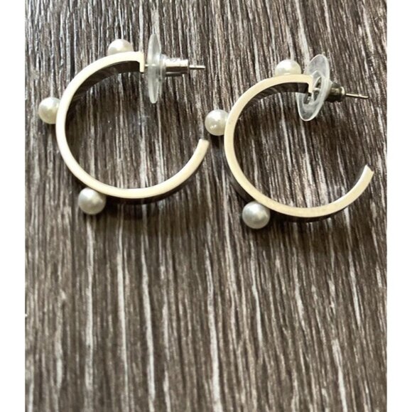Vintage Majorica Women’s White 3 Pearl Silver Tone Hoop Earrings 1” RARE - Picture 2 of 13